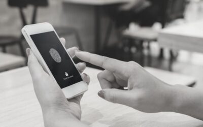 Muss ich mein Handy durch Auflegen meines Fingers oder Vorhalten meines Gesichts entsperren, wenn die Polizei es mir verlangt? Antwort: Bloß nicht!