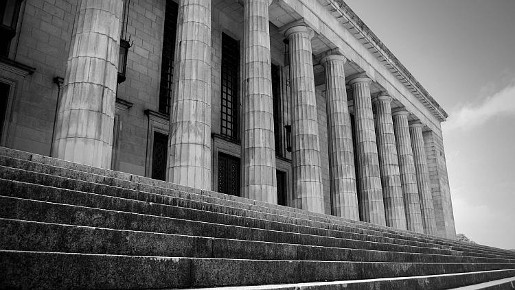 Imposantes Gerichtsgebäude mit hohen Säulen