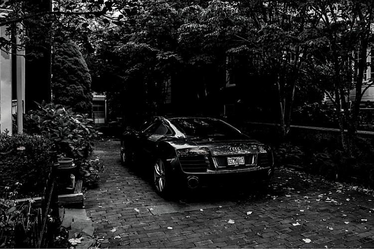 Audi-Sportwagen parkt direkt vor dem Hauseingang